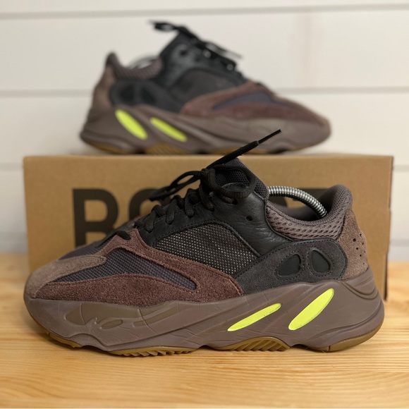 Yeezy Boost 700 V1 Mauve - Sz 10.5 - Picture 1 of 12